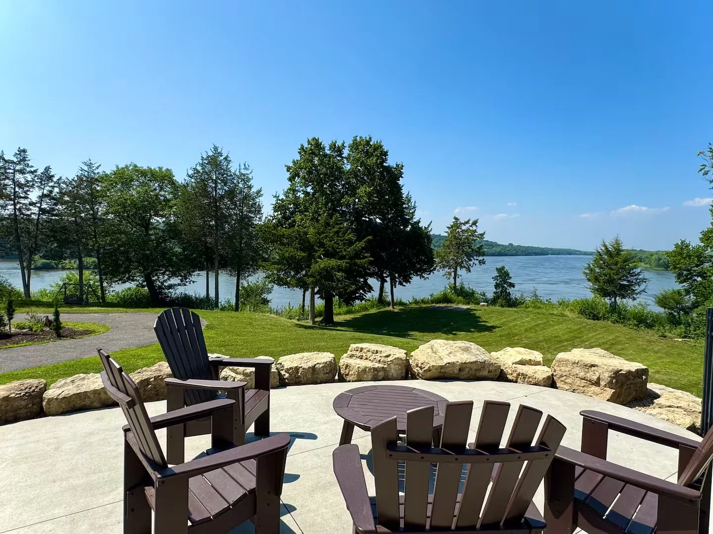 Outdoor dining tables overlooking the Mississippi River