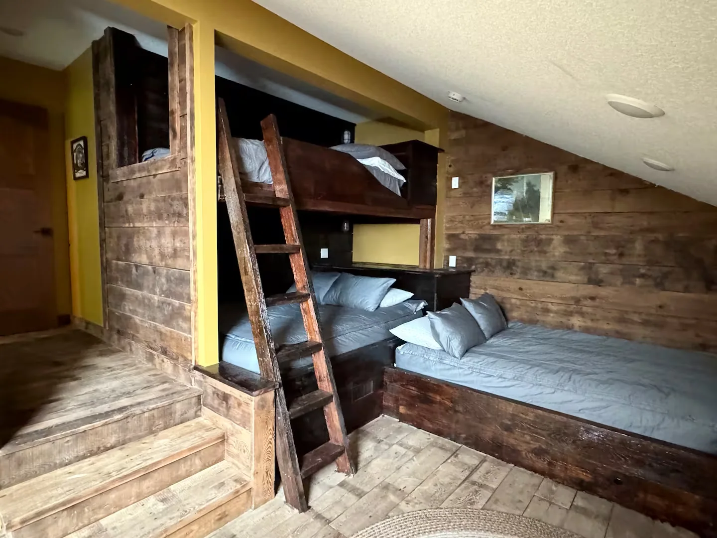 Two-level bunkroom for family stays